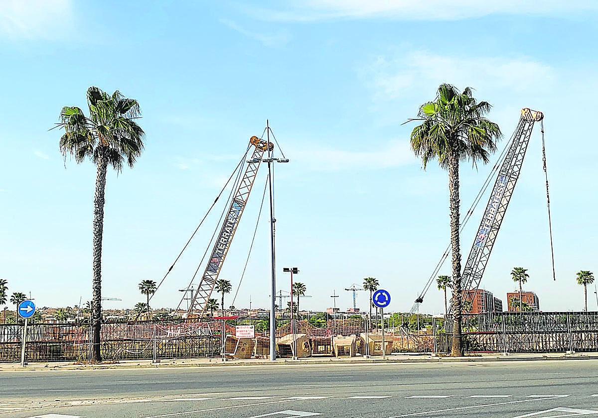 Obras del rascacielos que se está construyendo en Entrenúcleos