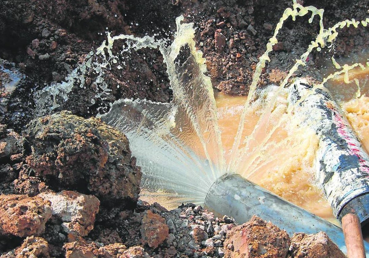 Una fuga de agua en una tubería