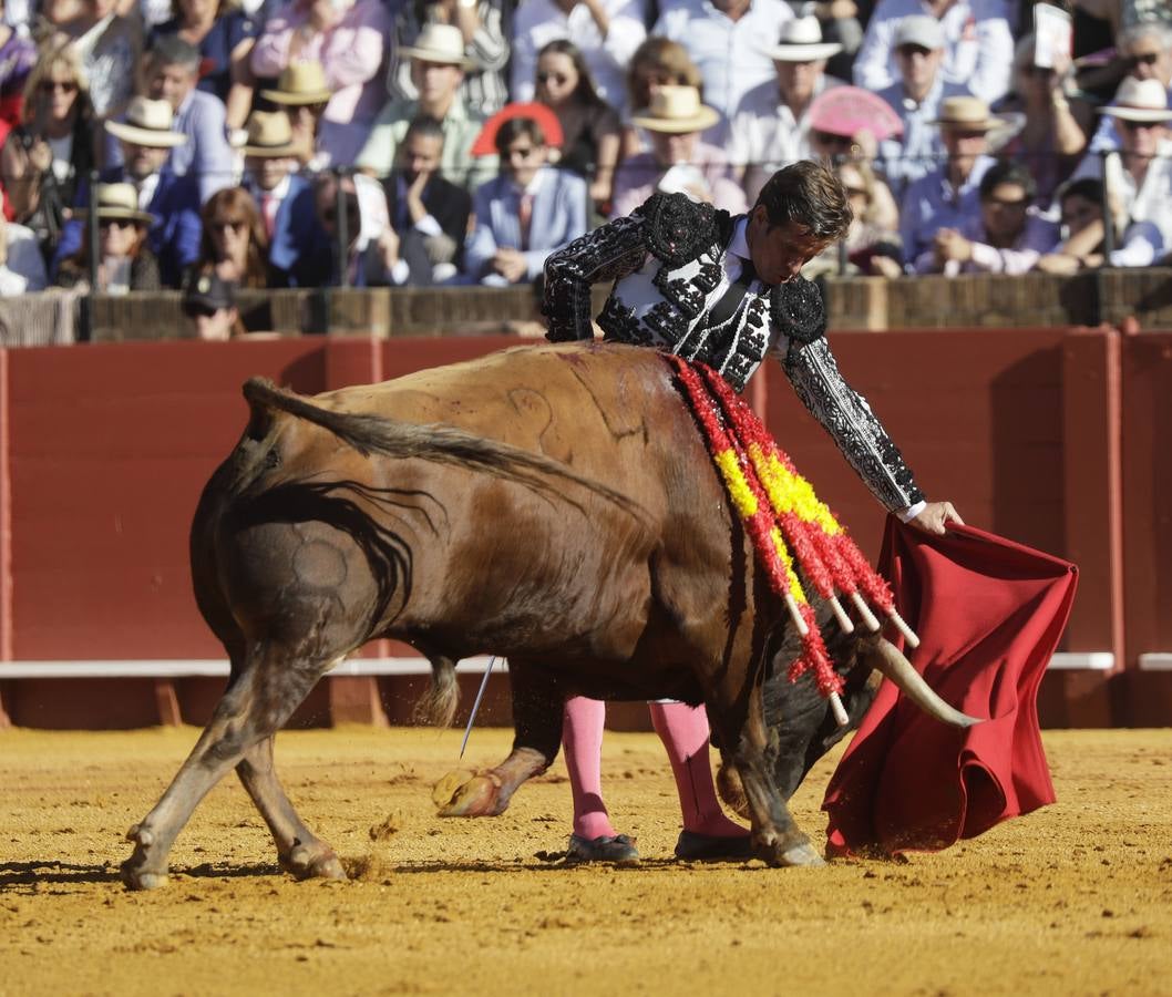 Faena de Julián López 'El Juli', este martes en la plaza de toros de Sevilla
