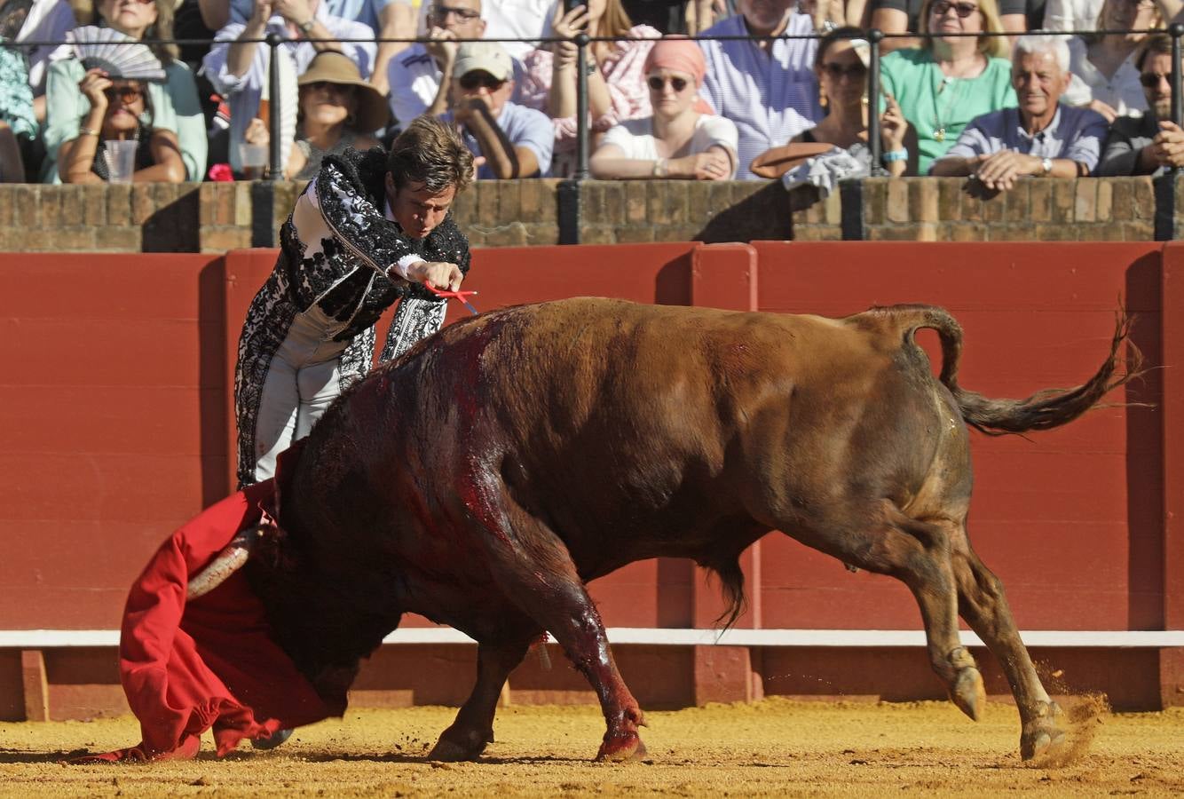 Faena de Julián López 'El Juli', este martes en la plaza de toros de Sevilla
