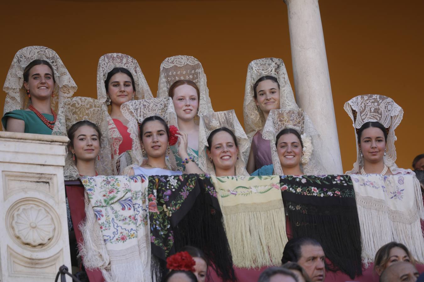 Mantillas blancas en la plaza de toros de Sevilla
