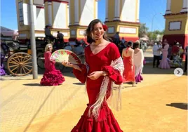 Garbiñe Muguruza pasea su elegancia por la Feria de Sevilla