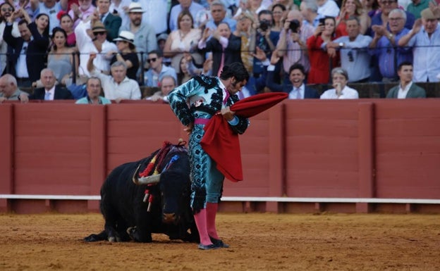 Sublime faena de Morante en Sevilla: corta un rabo después de medio siglo