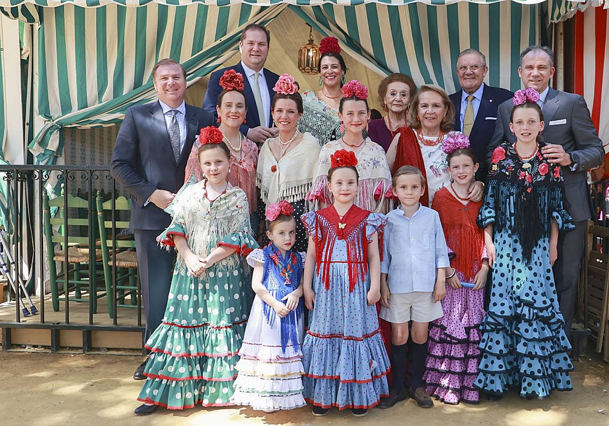 De izquierda a derecha, Javier Moya, Blanca Escuin, Juan Moya, Reyes Sosa, Lourdes Moreno, Martina Moya, Conchita García, Concha y Paco Yoldi, José Moya. Blanca, Concha, Ángela, Javier, Rocio y Reyes Moya