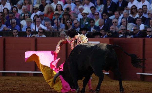 Sublime faena de Morante en Sevilla: corta un rabo después de medio siglo