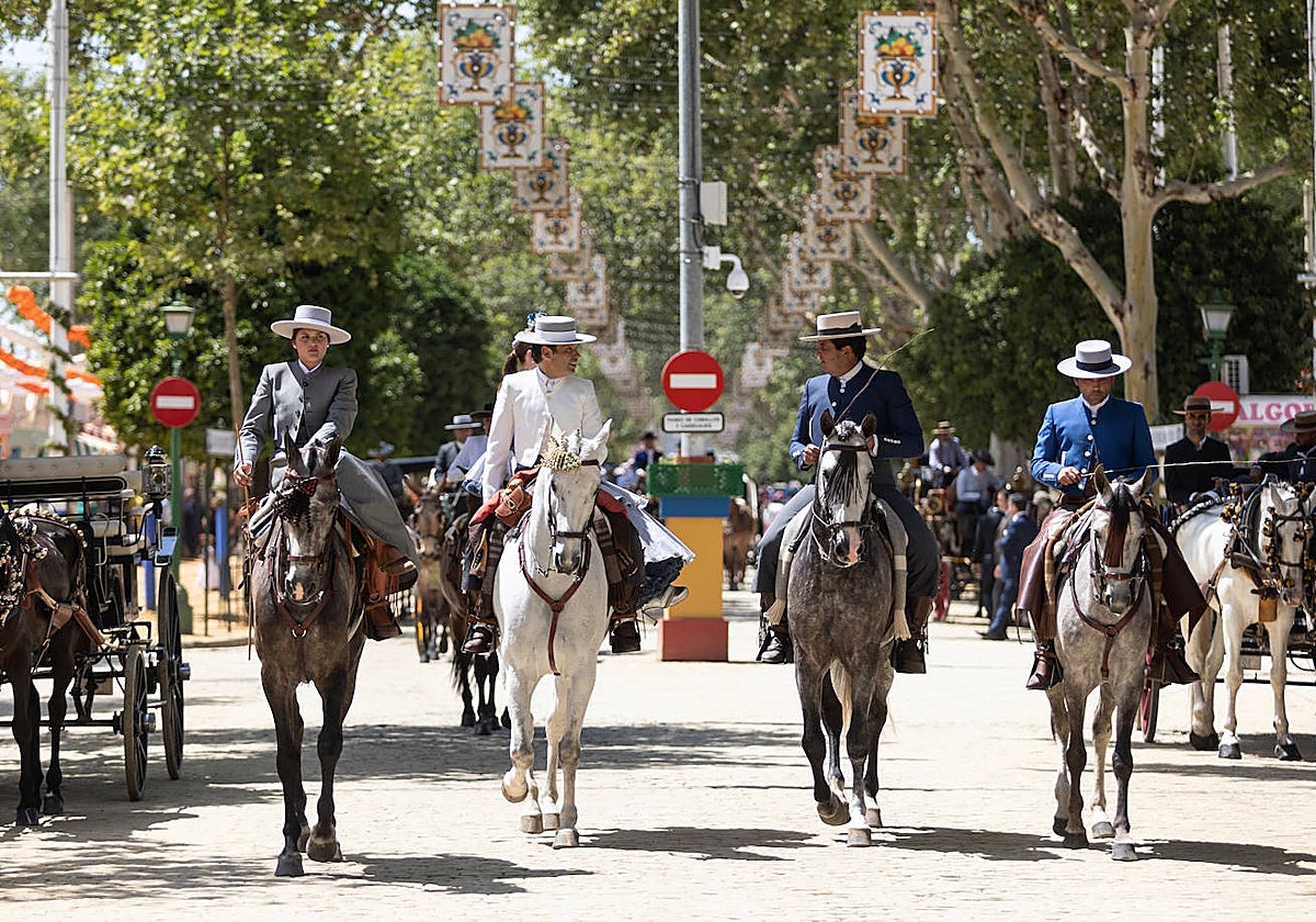 Jinetes y amazonas luciéndose por las calles del Real en esta jornada de jueves de Feria