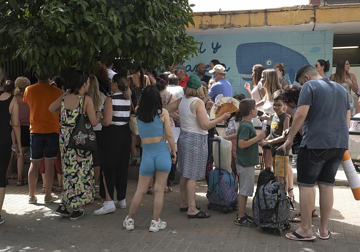 Padres y niños en las puertas de un colegio el pasado mes de junio