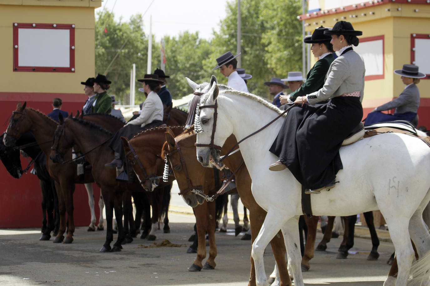 La concentración de amazonas en la portada del Real durante la mañana del jueves