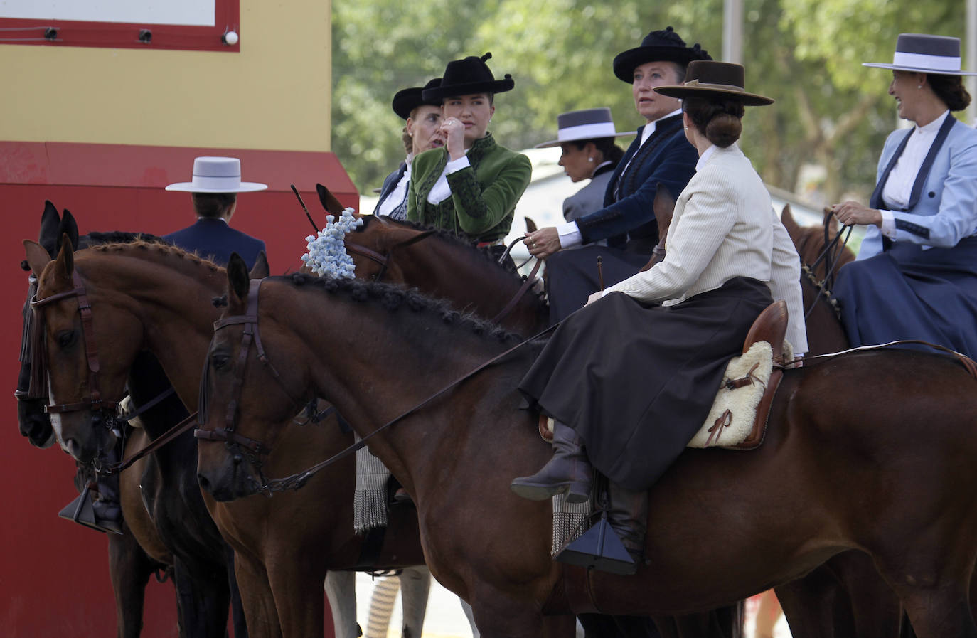 La concentración de amazonas en la portada del Real durante la mañana del jueves