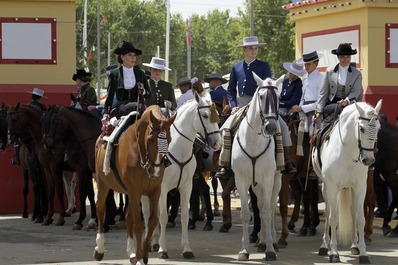 La concentración de amazonas en la portada del Real durante la mañana del jueves