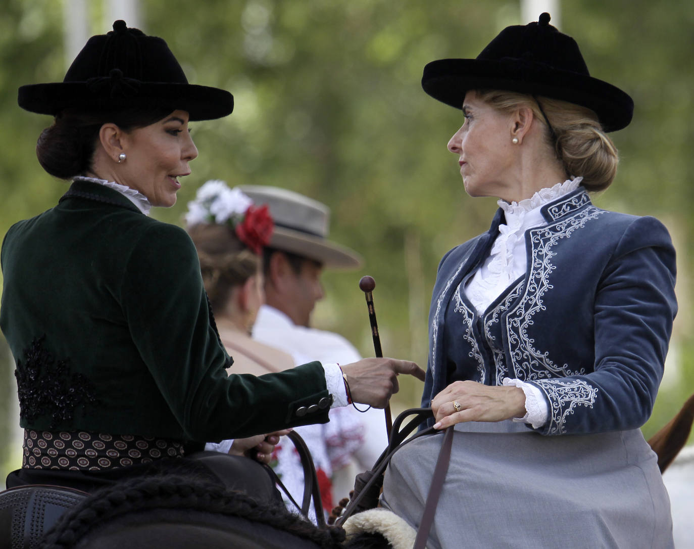 La concentración de amazonas en la portada del Real durante la mañana del jueves