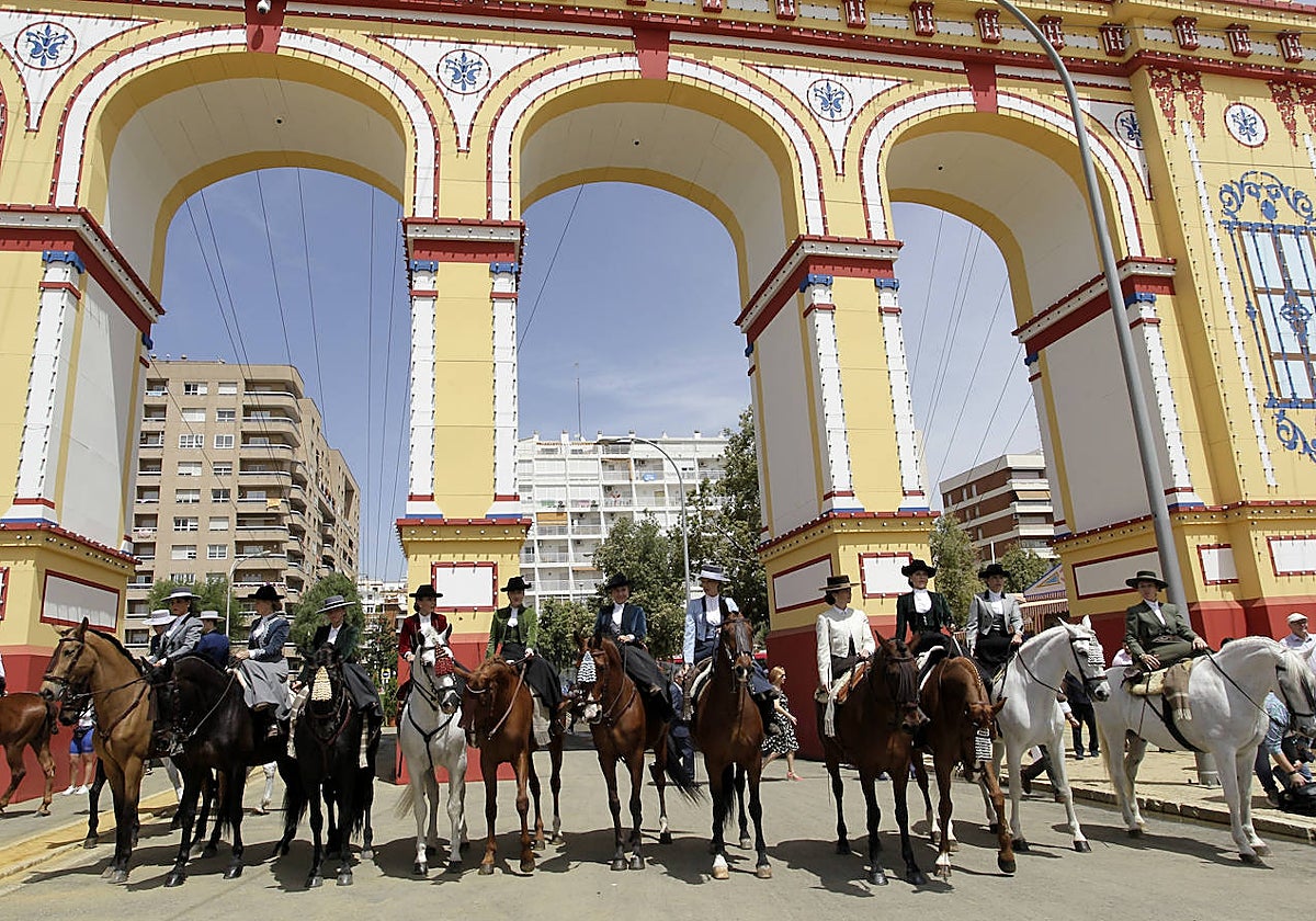 Concentración de amazonas en la portada del Real de la Feria de Abril de Sevilla 2023