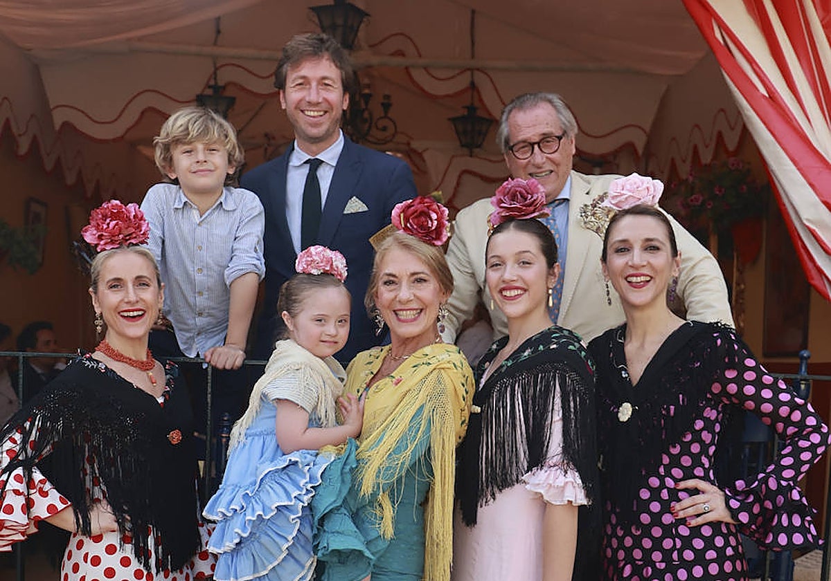 Luis Aguirre, Manuel Esquivias hijo y padre, Rocío Esquivias, Alegría Cruzado, Carmen Onrubia, Carmen Cruzado y Carmen Esquivia