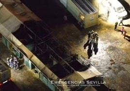 Las imágenes del incendio de las cuadras en la Feria de Abril de Sevilla en el que murieron dos mulas