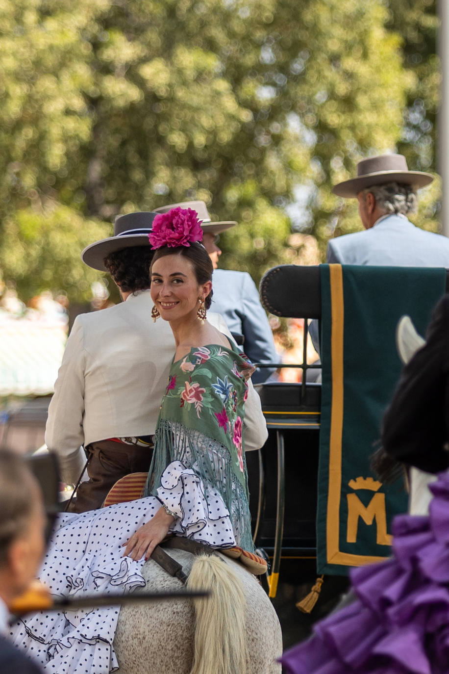 Ambiente en el Real de la Feria en este viernes pasado por agua