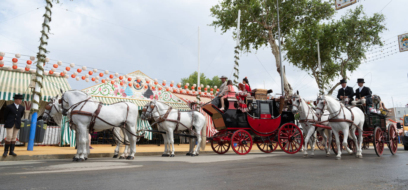 Ambiente en el Real de la Feria en este viernes pasado por agua