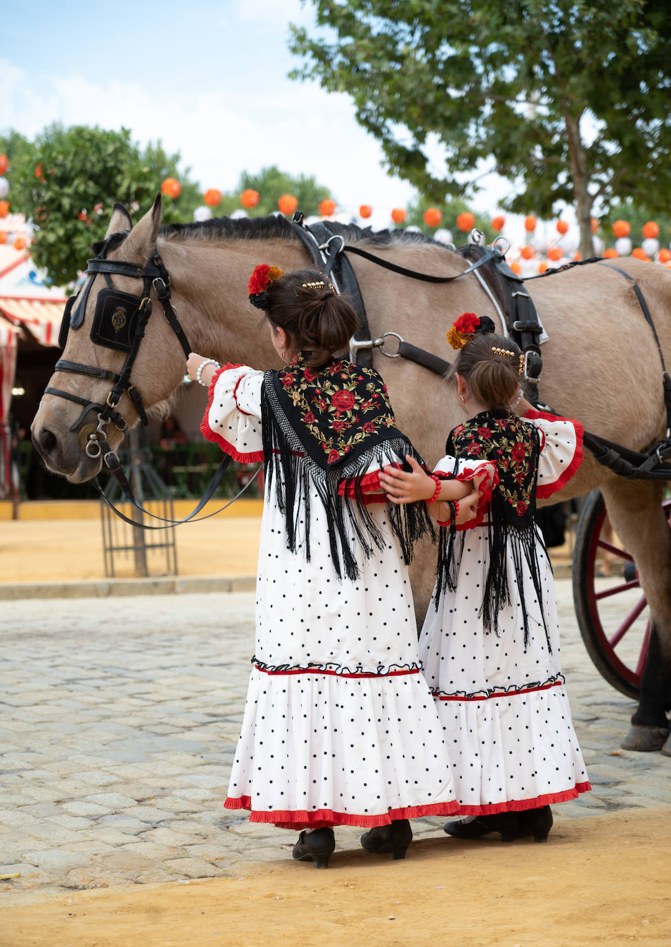 Ambiente en el Real de la Feria en este viernes pasado por agua