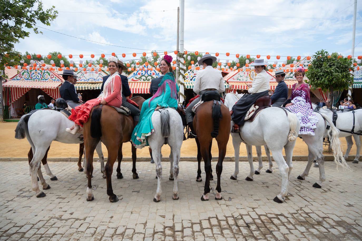 Ambiente en el Real de la Feria en este viernes pasado por agua