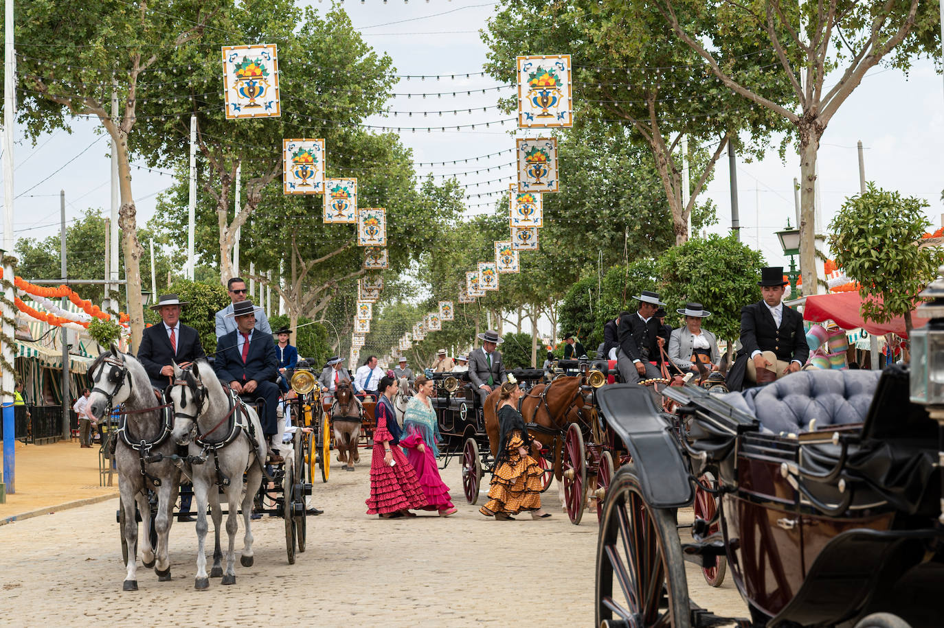 Ambiente en el Real de la Feria en este viernes pasado por agua
