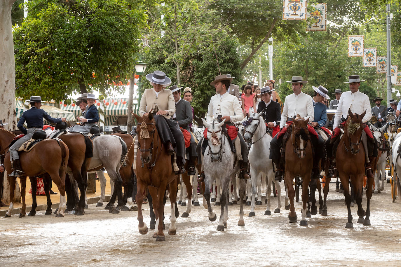 Ambiente en el Real de la Feria en este viernes pasado por agua