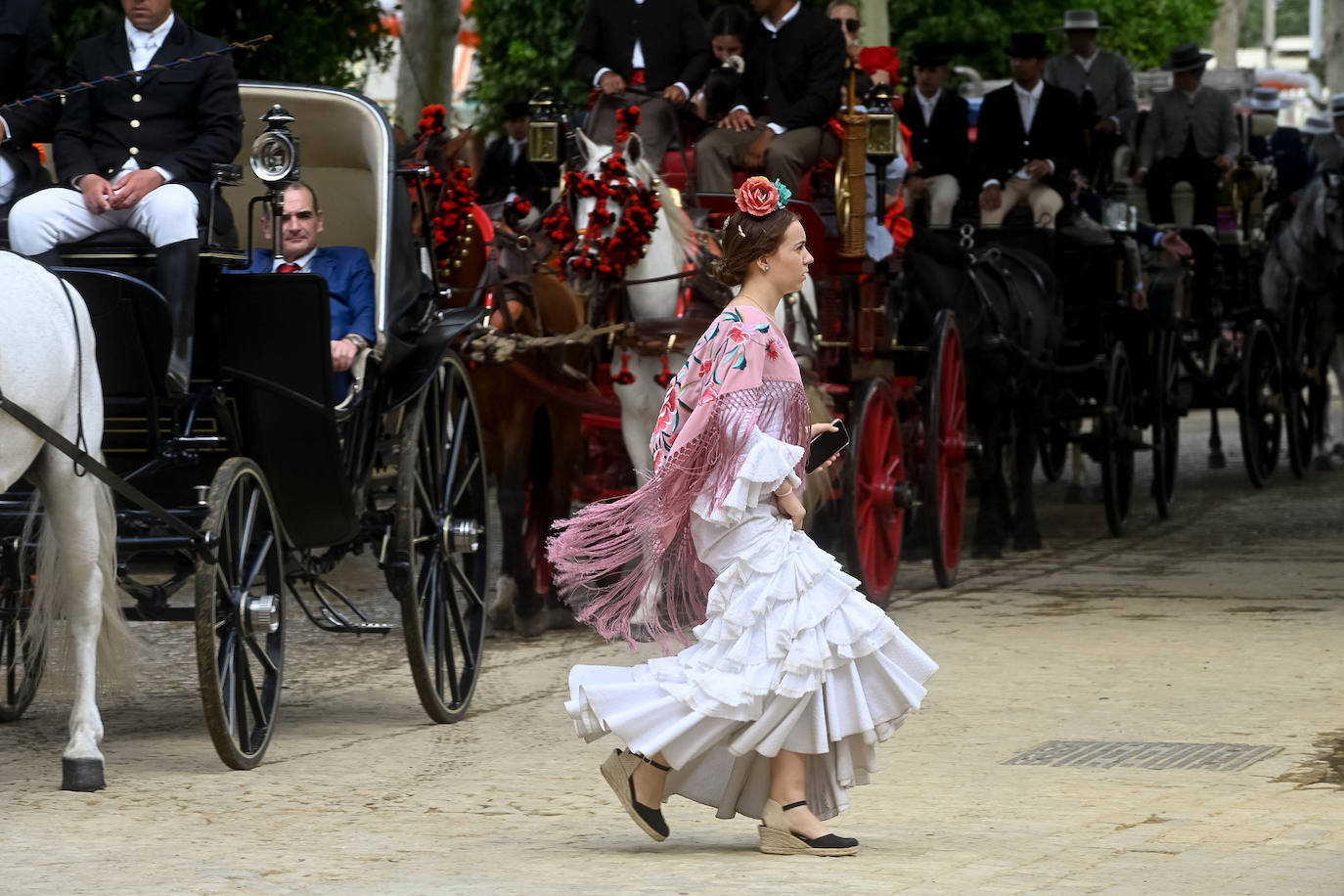Ambiente en el Real de la Feria en este viernes pasado por agua