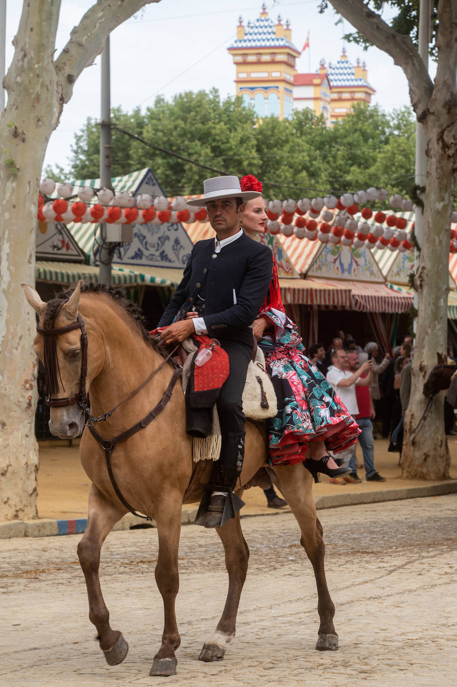 Ambiente en el Real de la Feria en este viernes pasado por agua