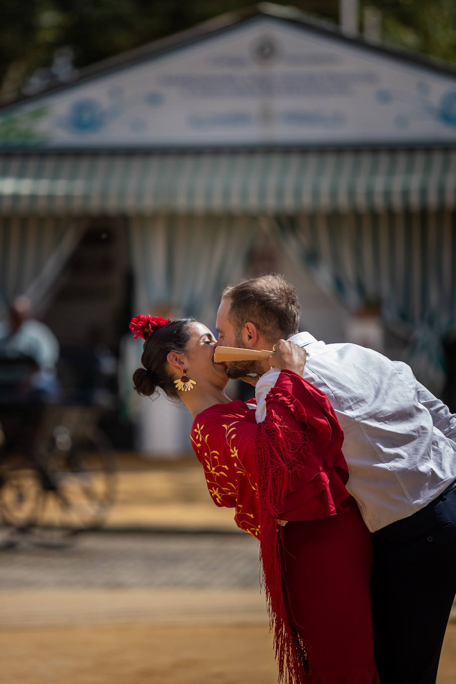 Ambiente en el Real de la Feria en este viernes pasado por agua