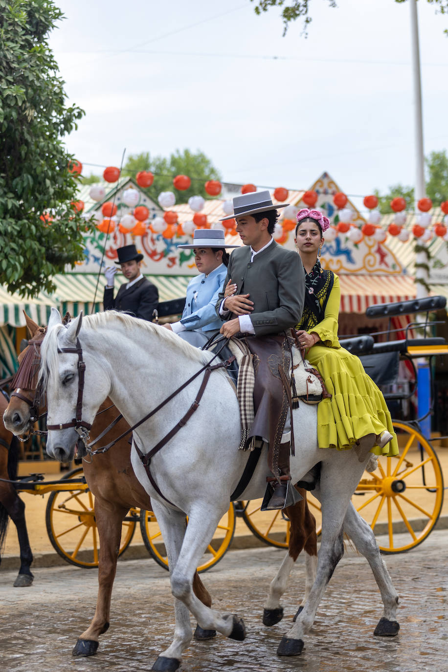 Ambiente en el Real de la Feria en este viernes pasado por agua