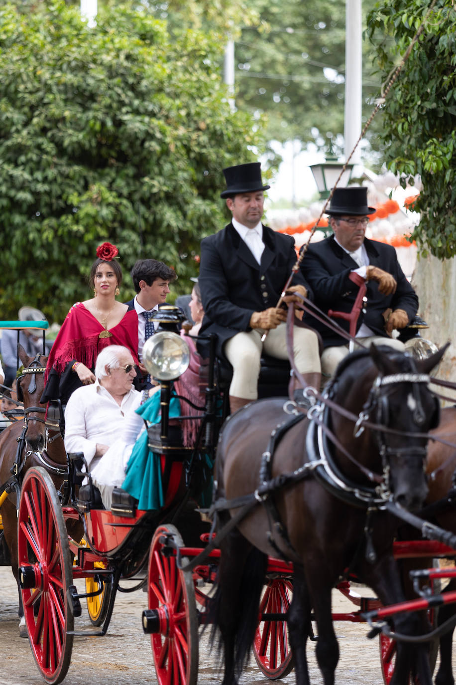 Ambiente en el Real de la Feria en este viernes pasado por agua