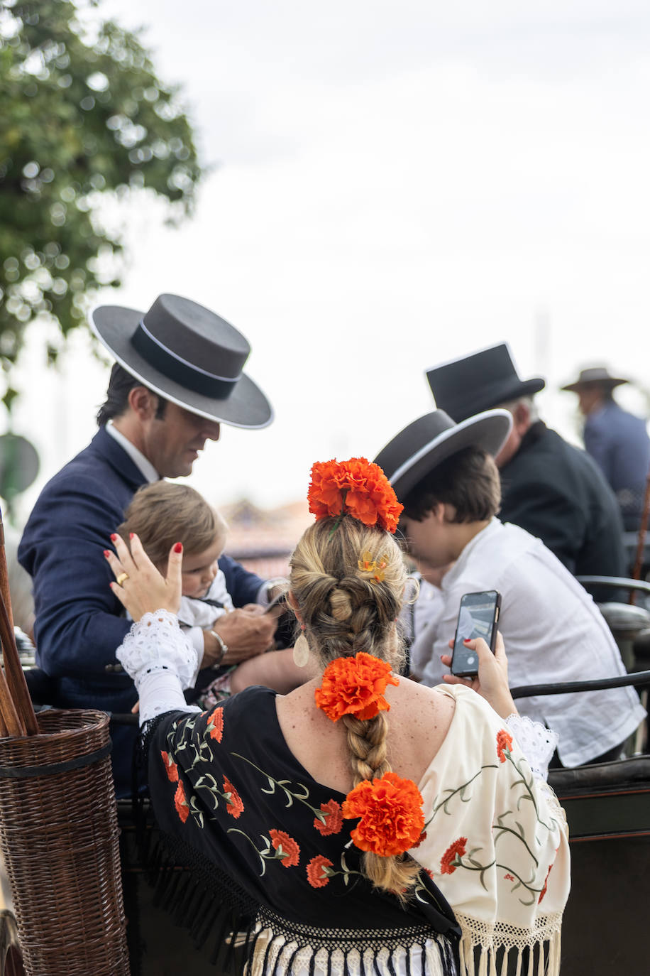 Ambiente en el Real de la Feria en este viernes pasado por agua