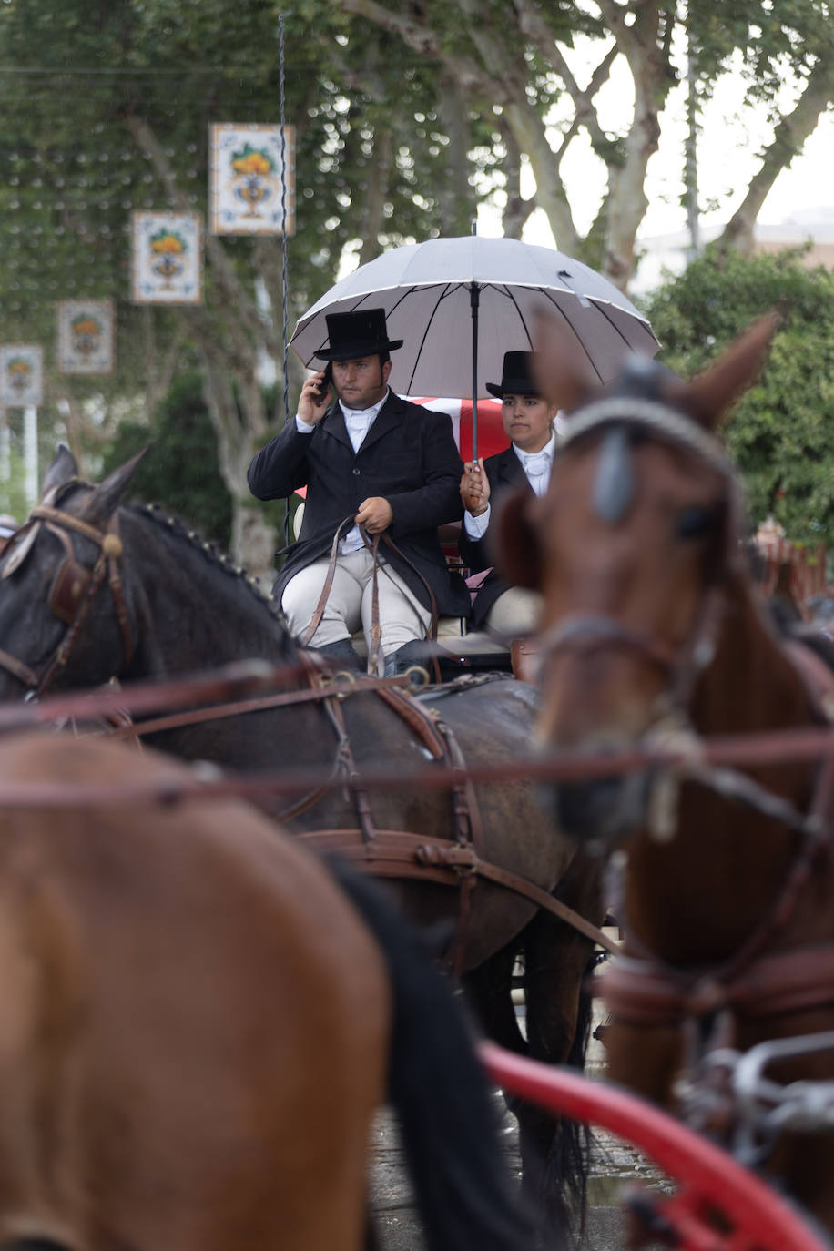 Ambiente en el Real de la Feria en este viernes pasado por agua