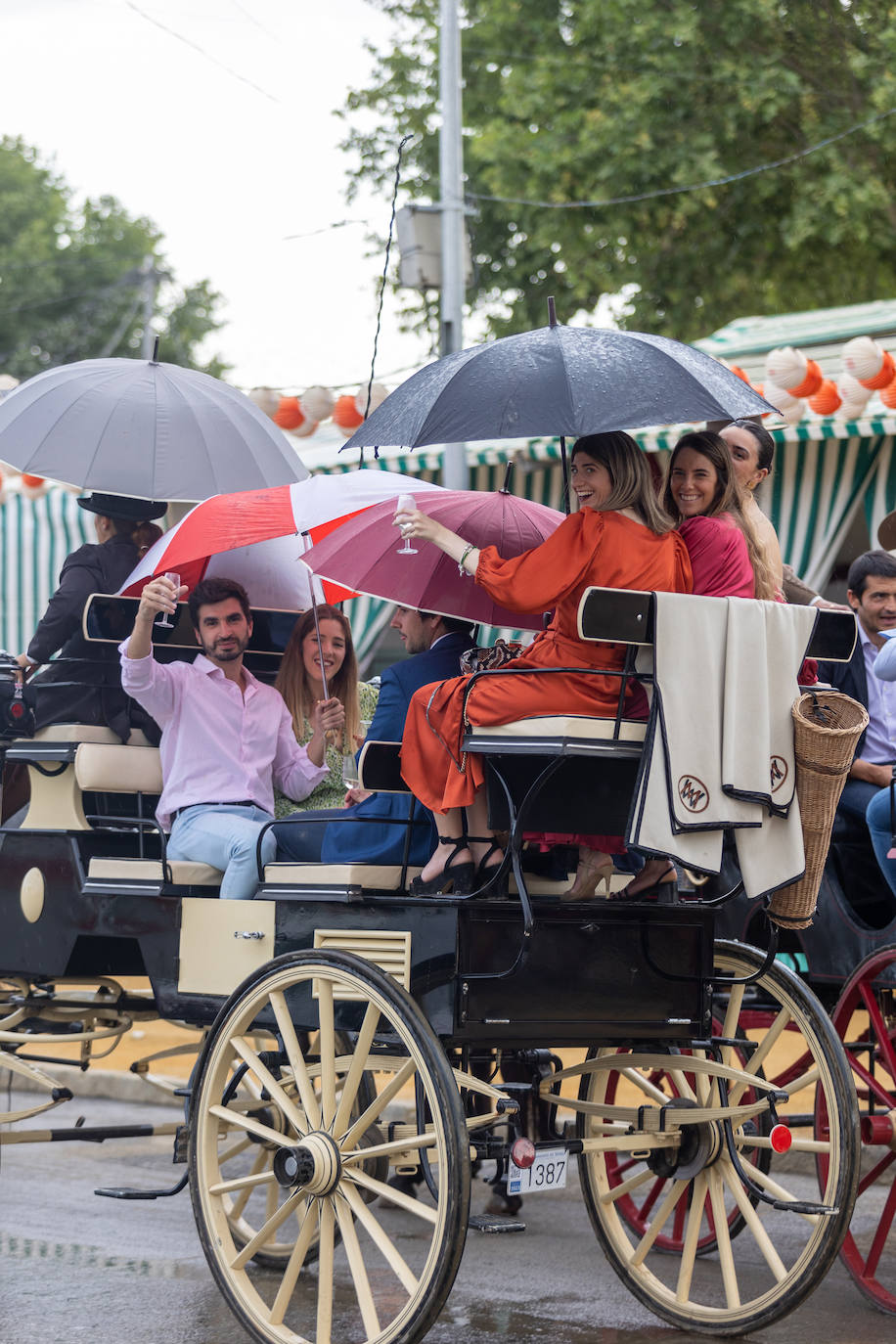 Ambiente en el Real de la Feria en este viernes pasado por agua