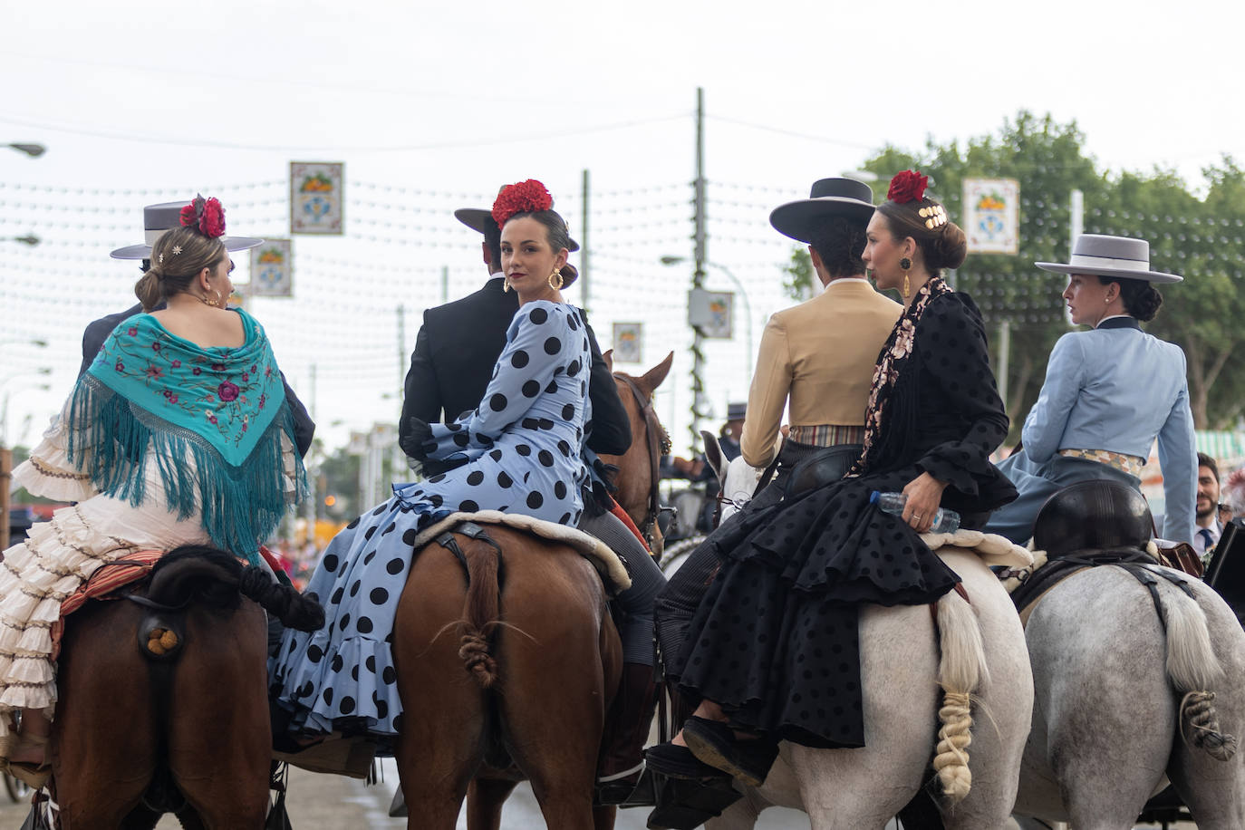 Ambiente en el Real de la Feria en este viernes pasado por agua