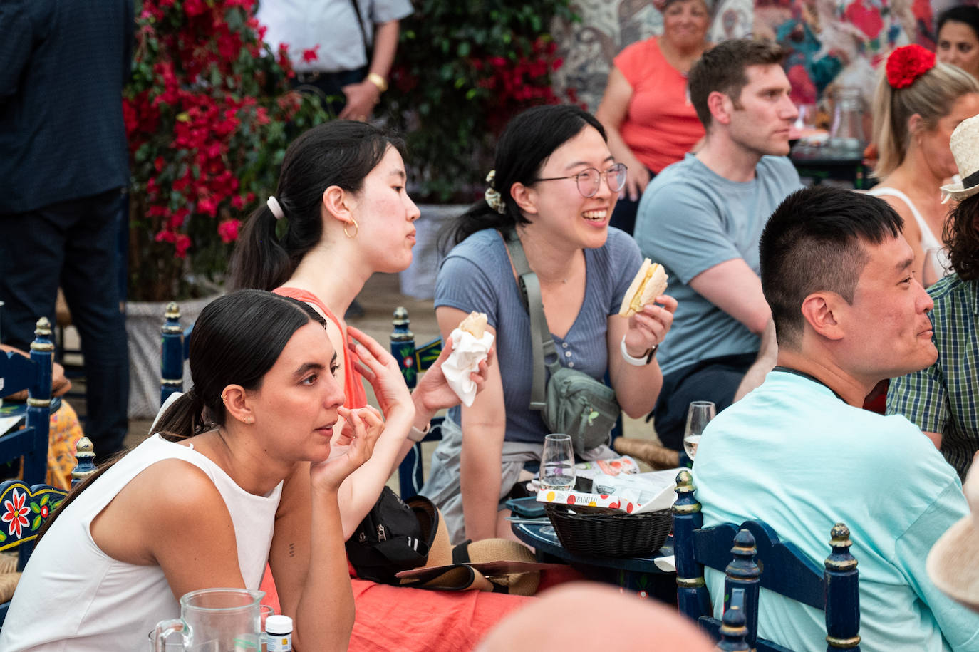Ambiente en el Real de la Feria en este viernes pasado por agua