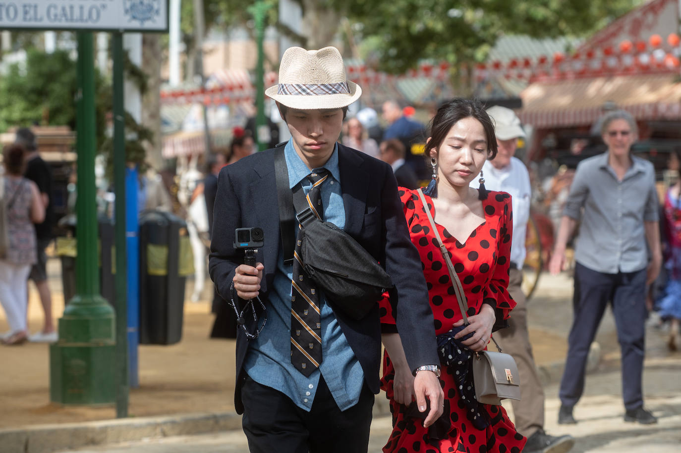 Ambiente en el Real de la Feria en este viernes pasado por agua