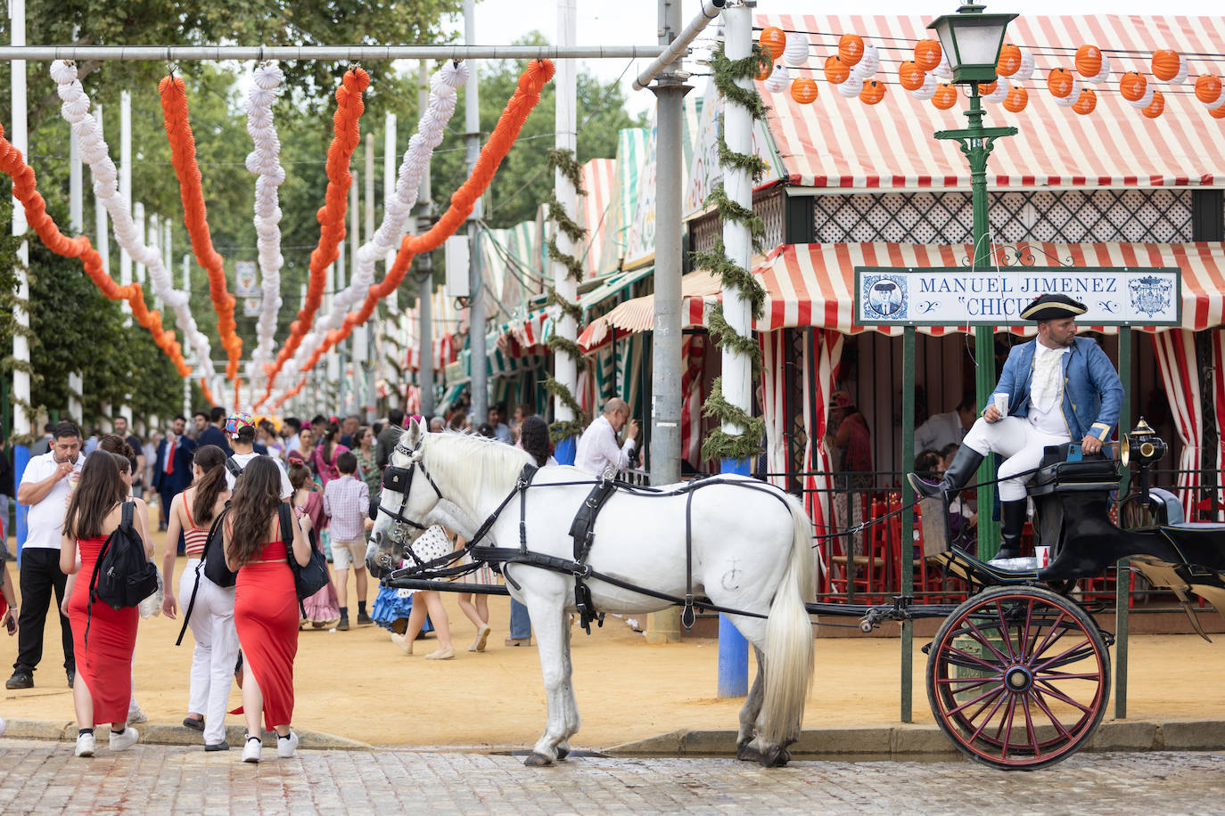 Ambiente en el Real de la Feria en este viernes pasado por agua