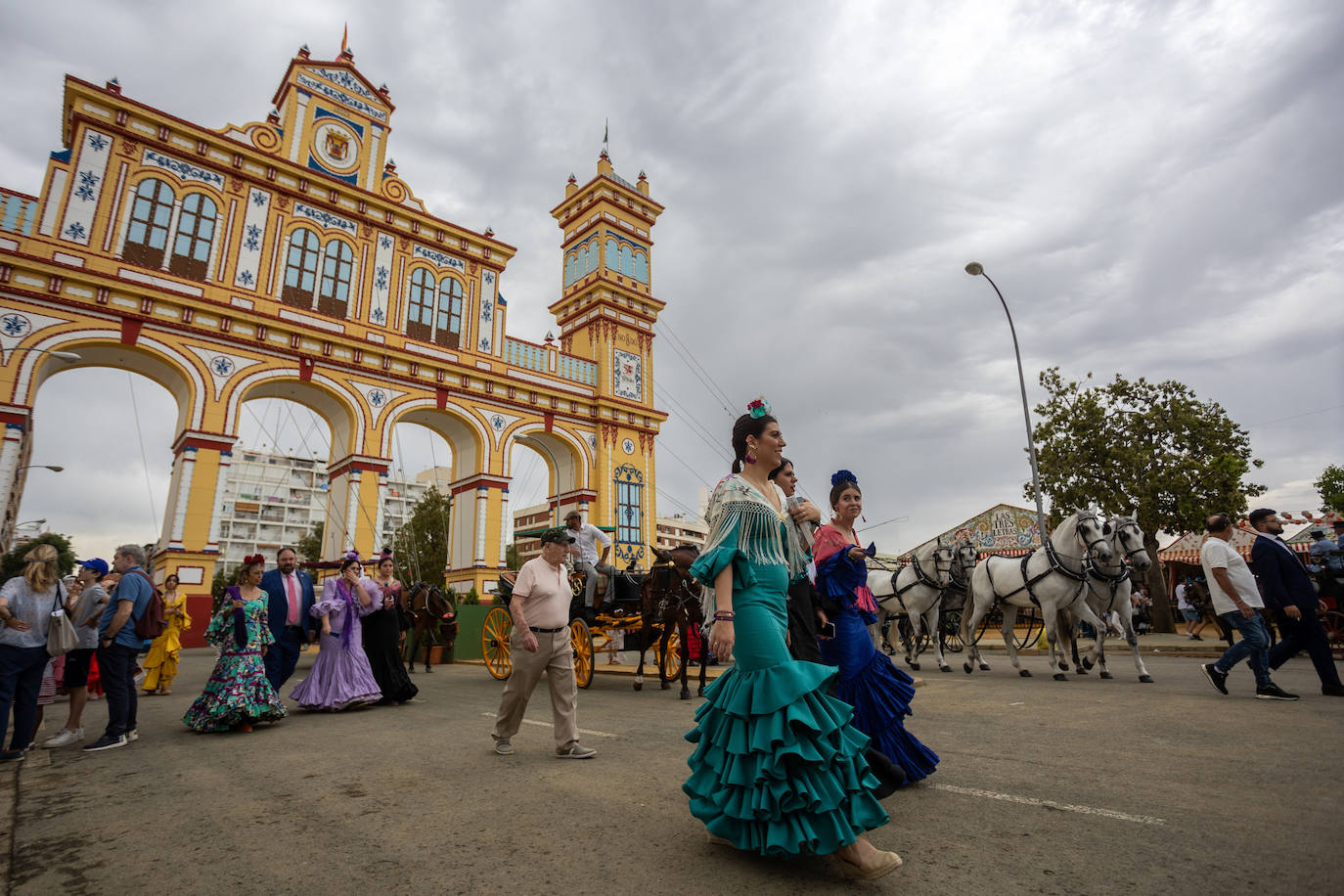 Ambiente en el Real de la Feria en este viernes pasado por agua