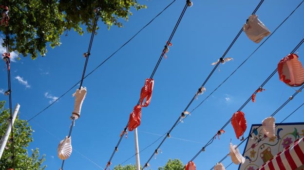 La imagen de los farolillos rotos imagen simbólica de las carencias de la Feria