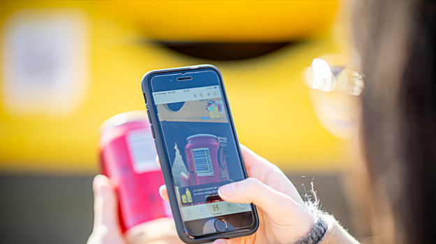 Una mujer escaneando el código de barras de una lata