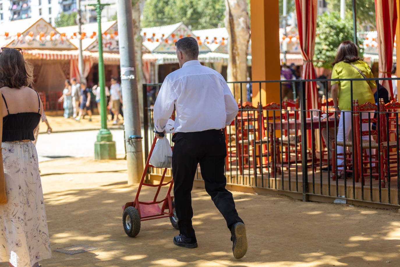 Ambiente en el Real durante el último día de la Feria de Abril de 2023