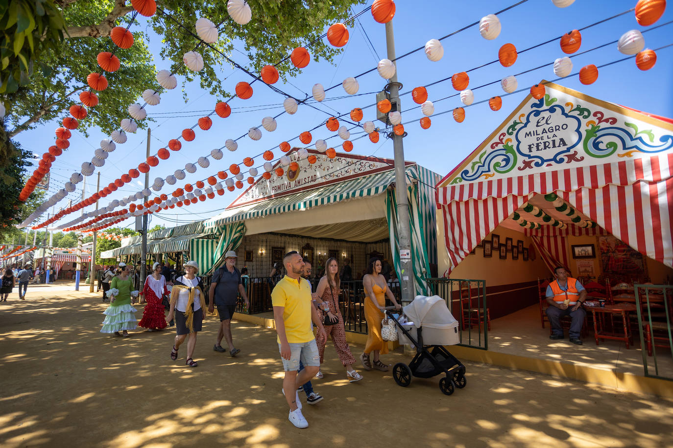 Ambiente en el Real durante el último día de la Feria de Abril de 2023