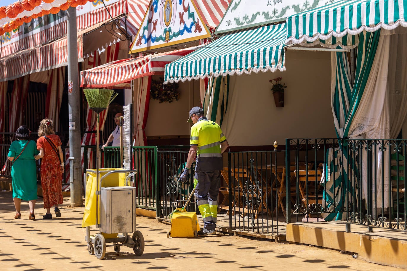 Ambiente en el Real durante el último día de la Feria de Abril de 2023