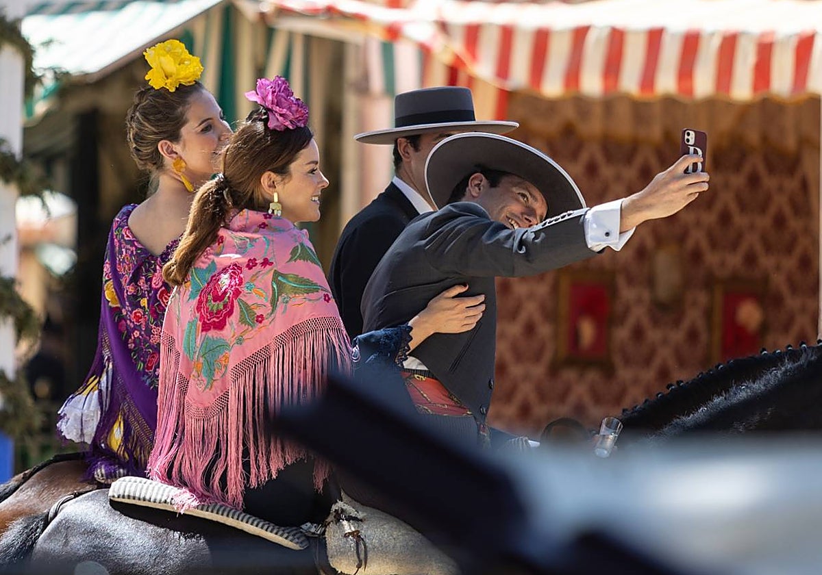 Caballistas disfrutando de una jornada tranquila durante este último día de Feria