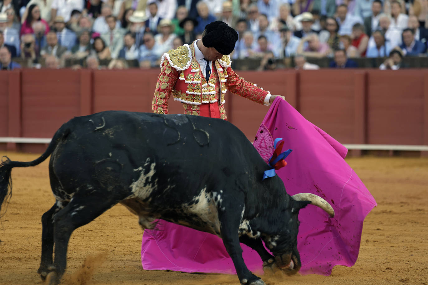 Ginés Marín se marchó con la miel en los labios tras cortar dos orejas del bravo Espárrago