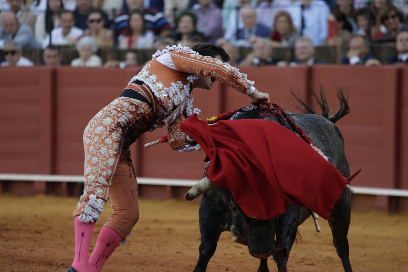Daniel Luque corta una oreja durante su última actuación en Sevilla