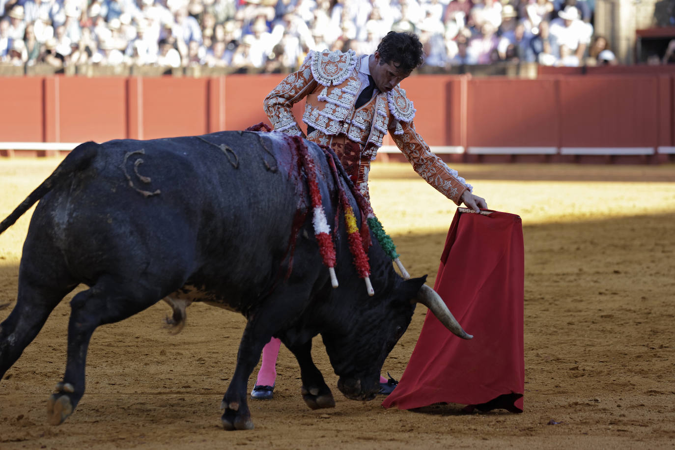 Daniel Luque corta una oreja durante su última actuación en Sevilla
