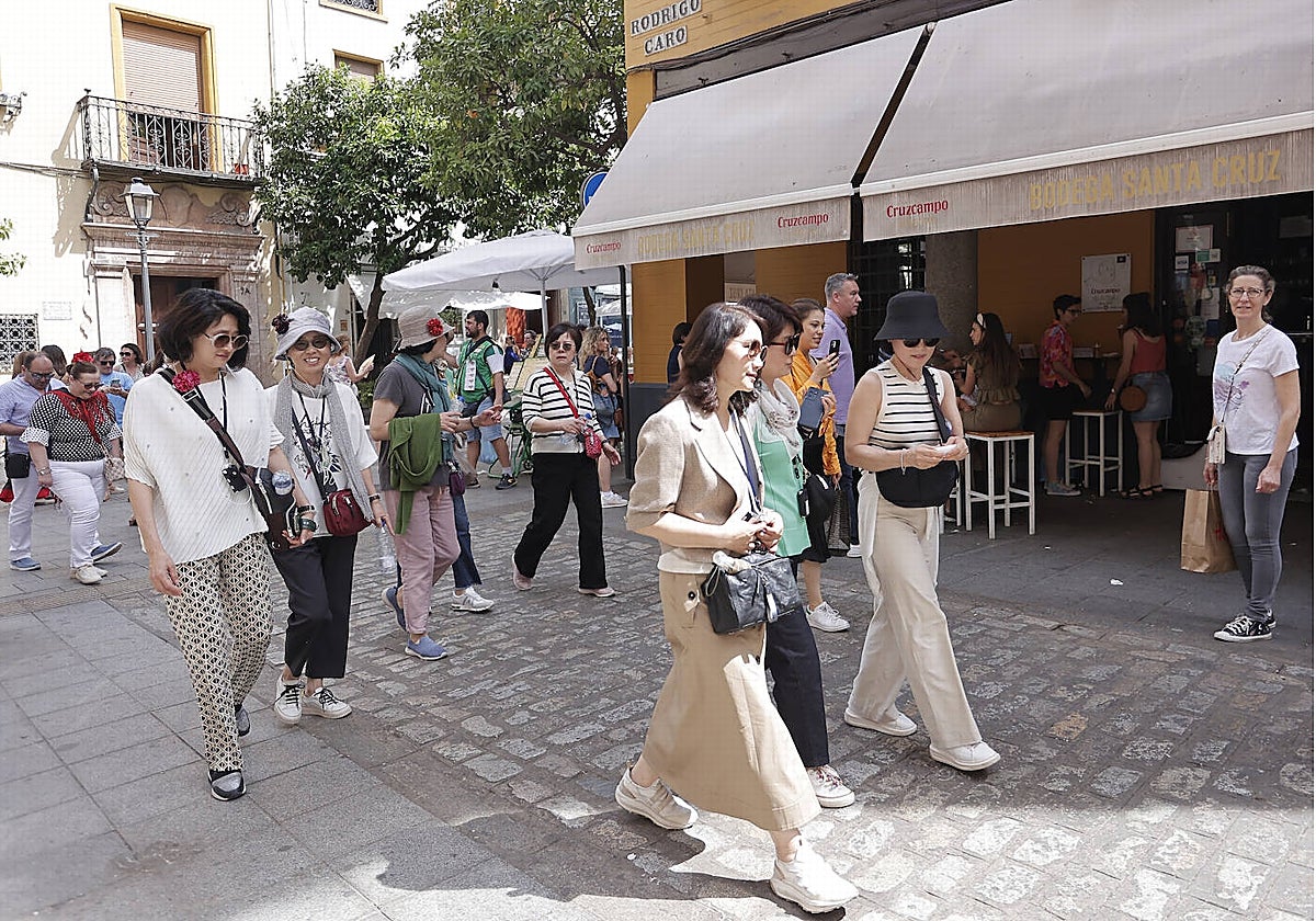 Turistas asiáticas en el barrio de Santa Cruz