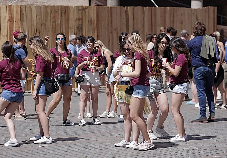 Un grupo de turistas en las inmediaciones de la Catedral de Sevilla