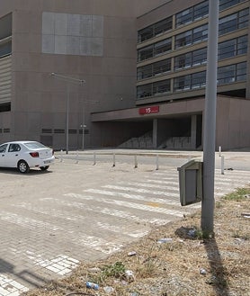 Imagen secundaria 2 - Distintas imágenes que reflejan la situación de abandono del entorno del estadio; en una de las imágenes las vallas ya dispuestas para usarlas el próximo sábado 