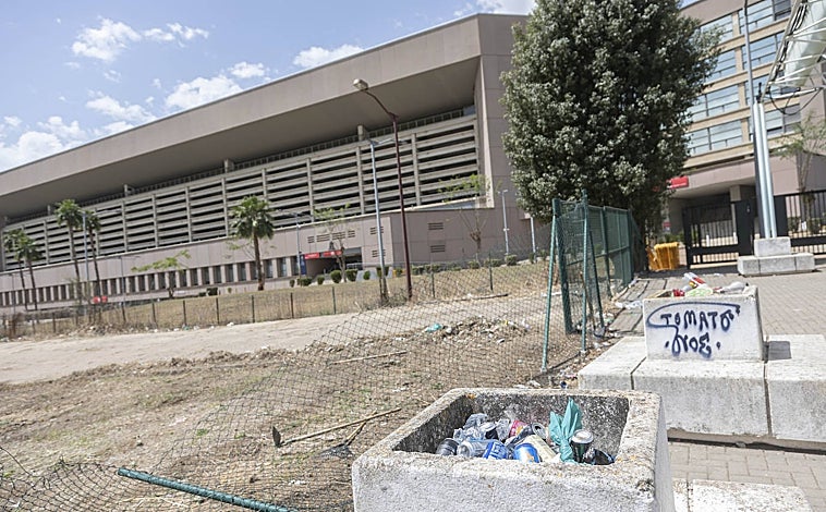 Imagen principal - Distintas imágenes que reflejan la situación de abandono del entorno del estadio; en una de las imágenes las vallas ya dispuestas para usarlas el próximo sábado 